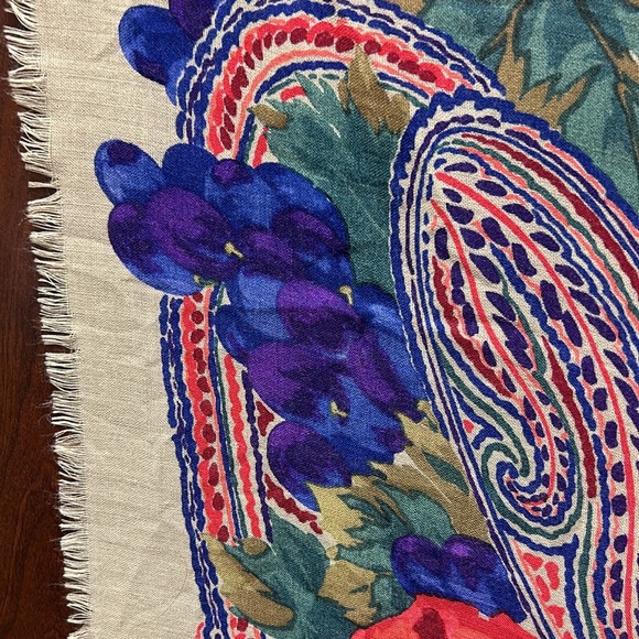 RARE SALDARINI 52” x 52” XL beautiful 100% wool FLORAL made in Italy Shawl/wrap